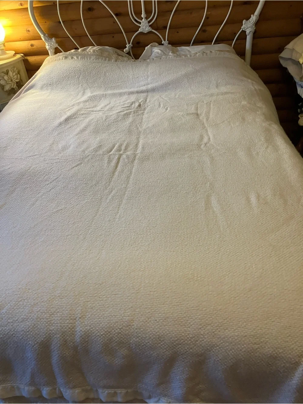 Vintage white acrylic Full / Queen blanket with sateen trim *hole+